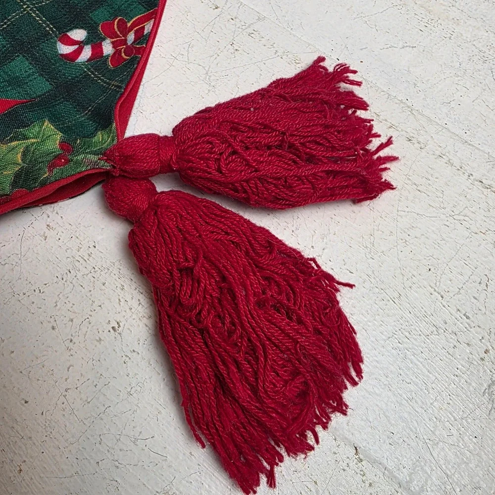 CLEARANCE 💲6️⃣ Christmas Table Runner‎ Holly Candy Cane Plaid Green Red Tassel